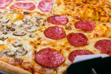 Dört tat pizza biberli peynirli mantar ve yapardı