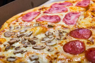 Dört tat pizza biberli peynirli mantar ve yapardı