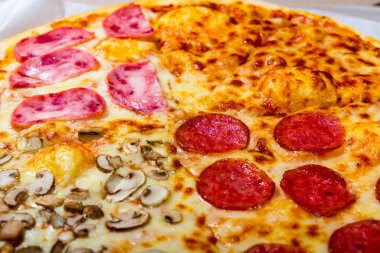 Dört tat pizza biberli peynirli mantar ve yapardı