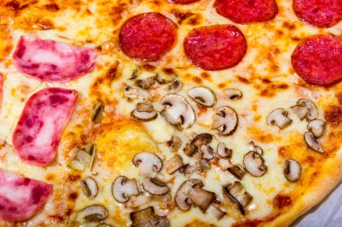 Dört tat pizza biberli peynirli mantar ve yapardı