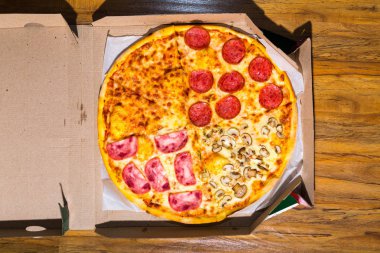 Dört tat pizza biberli peynirli mantar ve yapardı