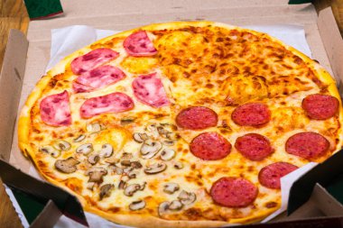 Dört tat pizza biberli peynirli mantar ve yapardı