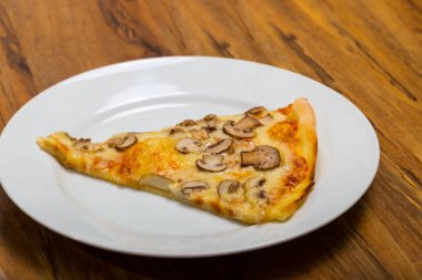 Dört tat pizza biberli peynirli mantar ve yapardı