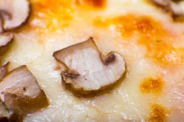 Dört tat pizza biberli peynirli mantar ve yapardı