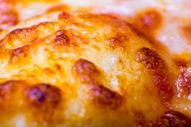 Dört tat pizza biberli peynirli mantar ve yapardı