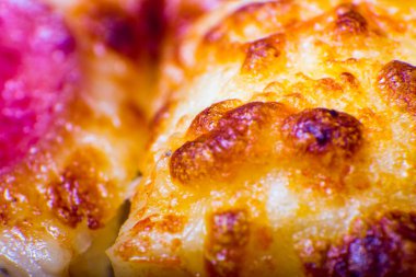 Dört tat pizza biberli peynirli mantar ve yapardı