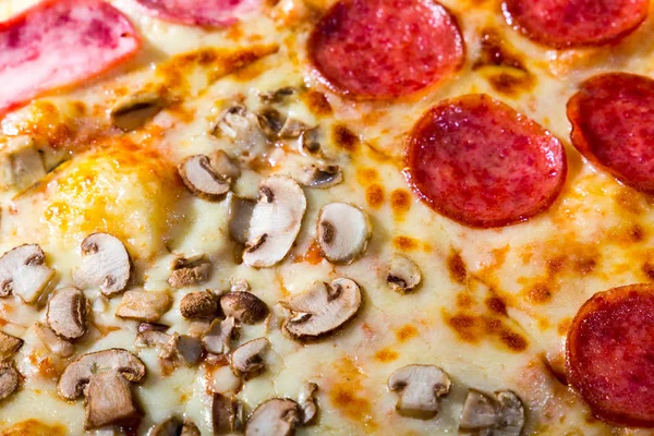 Dört tat pizza biberli peynirli mantar ve yapardı