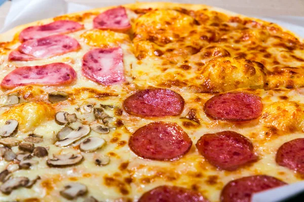 4 맛 피자 페퍼로니 치즈 버섯과 becon — 스톡 사진