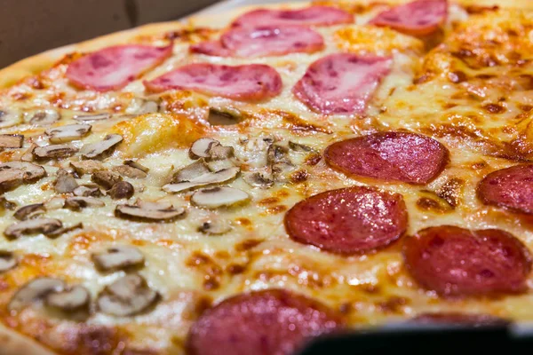 Pizza de cuatro sabores con champiñones de queso pepperoni y becon Imagen de archivo