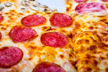 Dört tat pizza biberli peynirli mantar ve yapardı