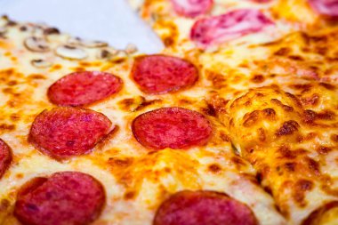 Dört tat pizza biberli peynirli mantar ve yapardı