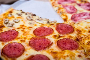 Dört tat pizza biberli peynirli mantar ve yapardı