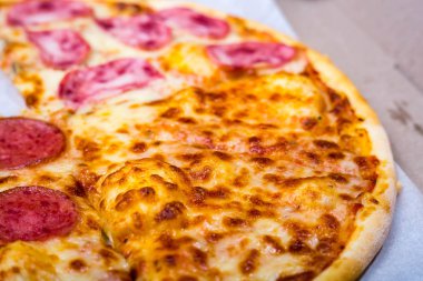 Dört tat pizza biberli peynirli mantar ve yapardı