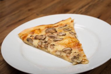 Dört tat pizza biberli peynirli mantar ve yapardı