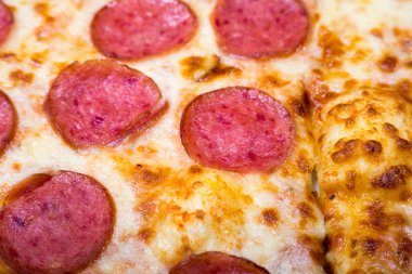 Dört tat pizza biberli peynirli mantar ve yapardı