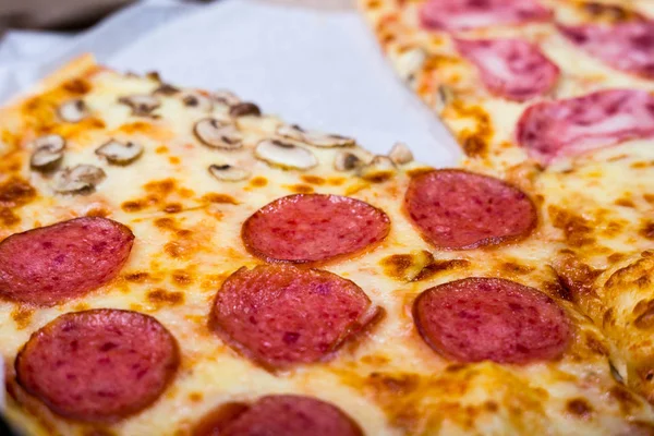 Dört tat pizza biberli peynirli mantar ve yapardı