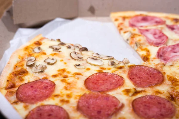 Dört tat pizza biberli peynirli mantar ve yapardı