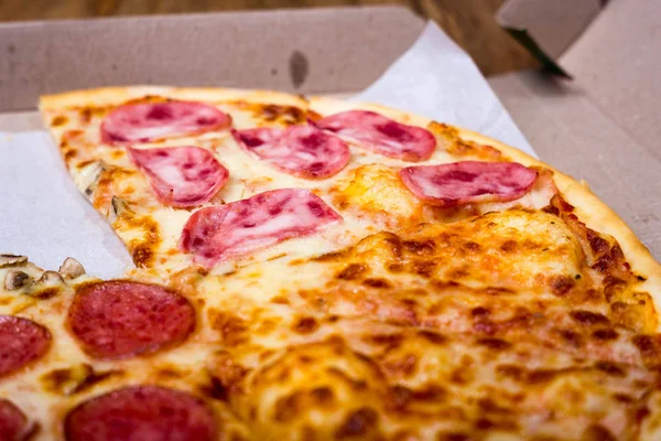 Dört tat pizza biberli peynirli mantar ve yapardı