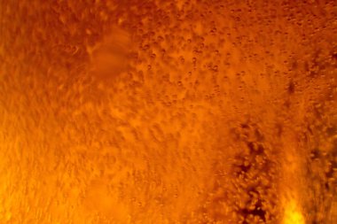 alkol içki bira sparkles ve köpük ile makro resim üzerinde