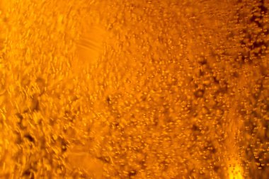 alkol içki bira sparkles ve köpük ile makro resim üzerinde