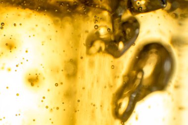 alkol içki bira sparkles ve köpük ile makro resim üzerinde