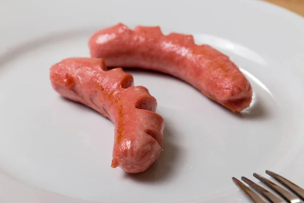 Saucisses grillées sur fourchette une assiette — Photo