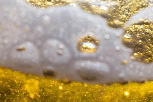 Алкоголь пить пиво на макроснимке с блеском и пеной — стоковое фото