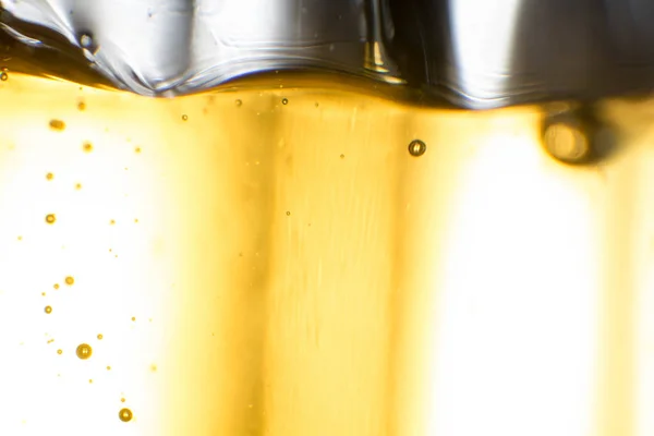 Алкоголь пить пиво на макроснимке с блеском и пеной — стоковое фото
