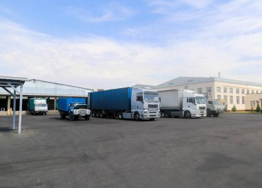 üretim fabrikasında kamyon ve taşıyıcı