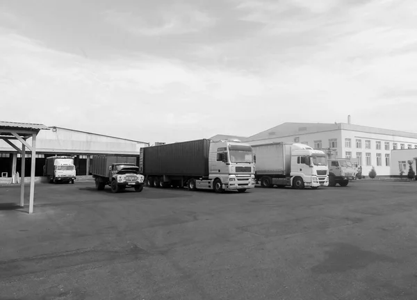 Lastbilar och transporter i fabriken för produktion Royaltyfria Stockfoton