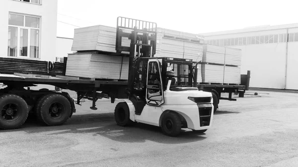 Lastbilar och transporter i fabriken för produktion Royaltyfria Stockbilder