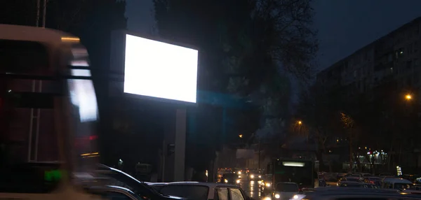 Nigt ciudad calle monitor publicidad cartelera burla hasta — Foto de Stock