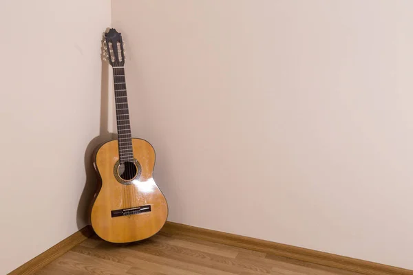 Guitare classique sur plaque de bois et fond blanc isolé — Photo