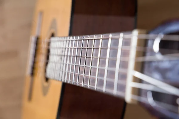 Klassieke gitaar op houten plaat en geïsoleerde witte achtergrond — Stockfoto