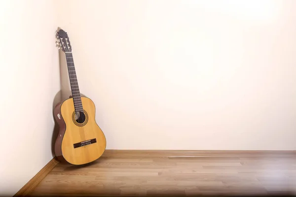 Guitarra clássica em placa de madeira e fundo branco isolado — Fotografia de Stock
