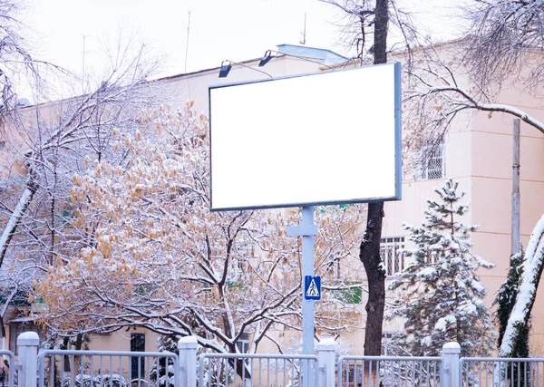 Anuncio publicitario y pancarta en la maqueta de la calle de la ciudad —  Fotos de Stock