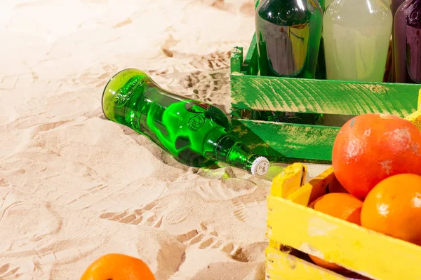 Narancs fa doboz és limonádé üveg nyári napos időben a strandon ocean palm levelekkel — Stock Fotó
