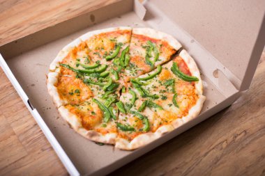 İtalyan pizza kağıt kutusu lezzetli makro resim yeşil biber ile