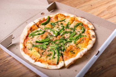 İtalyan pizza kağıt kutusu lezzetli makro resim yeşil biber ile