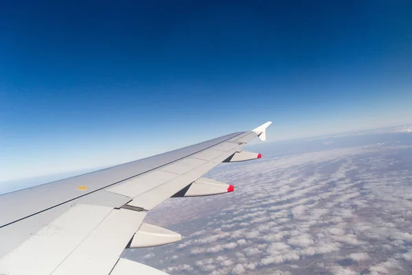 Хмари гори і небо, як видно через вікно літака — стокове фото