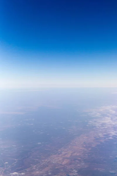 Felhők-hegység és az égen repülőgép ablakán keresztül látott — Stock Fotó