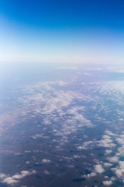 Felhők-hegység és az égen repülőgép ablakán keresztül látott — Stock Fotó