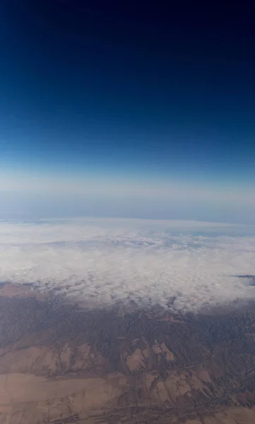 乌云山和通过飞机窗口看到的天空 — 图库照片