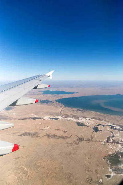 Molnen berg och himlen sedd genom fönstret på ett flygplan — Stockfoto