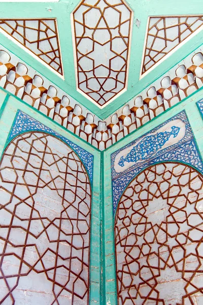 아랍어와 이슬람 스타일 모스크 모자이크와 기하학적 패턴 — 스톡 사진
