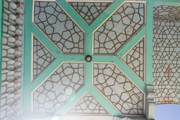 Arabiska och islamiska stil moské mosaik och geometriska mönster Stockbild