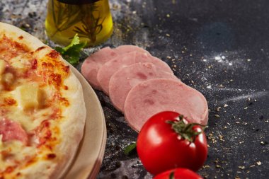 Bütün İtalyan pizza malzemelerle ahşap masa üzerinde