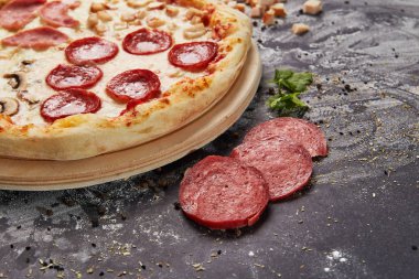 Bütün İtalyan pizza malzemelerle ahşap masa üzerinde
