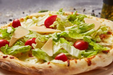 Bütün İtalyan pizza malzemelerle ahşap masa üzerinde