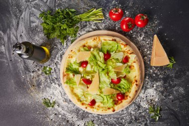 Bütün İtalyan pizza malzemelerle ahşap masa üzerinde